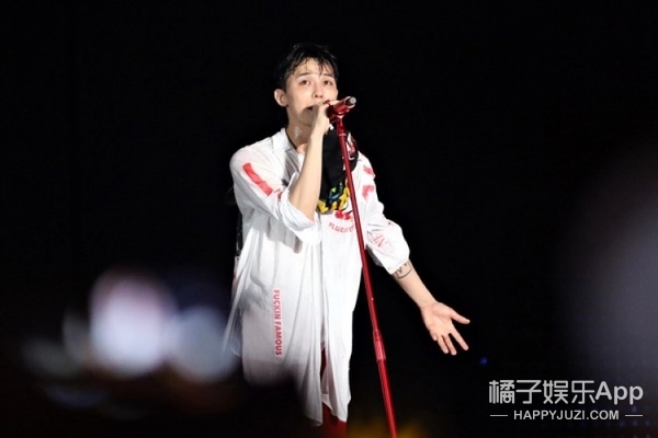 權(quán)志龍最新演唱會(huì)音樂(lè)盛宴震撼再現(xiàn)，現(xiàn)場(chǎng)視頻火熱來(lái)襲！